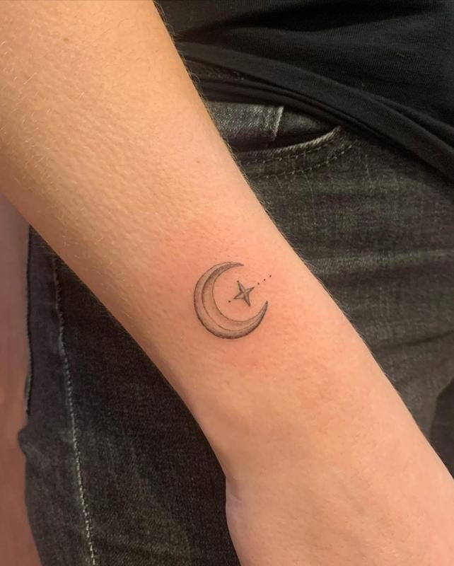 crescent moon with star tattoo design